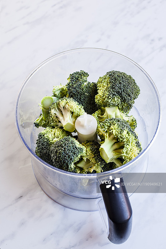 食品加工机中的西兰花图片素材