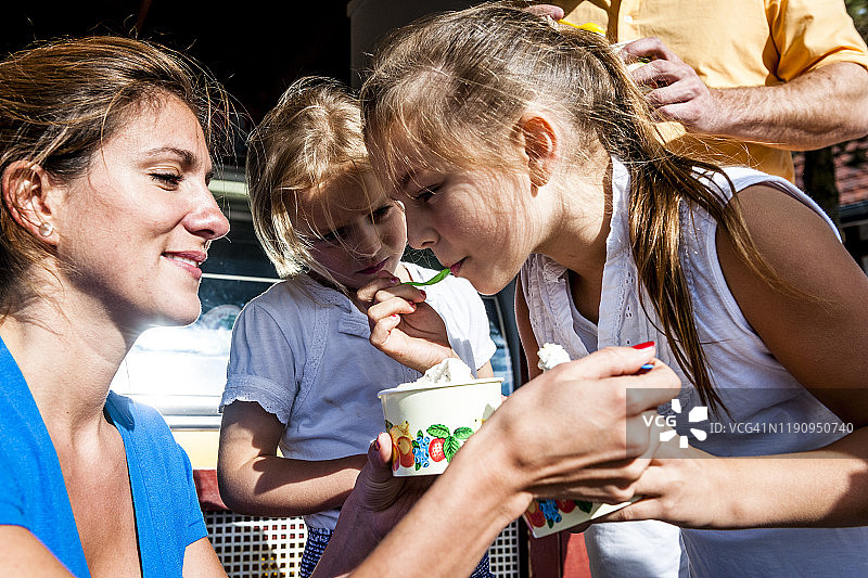 一家人在冰淇淋店吃冰淇淋图片素材