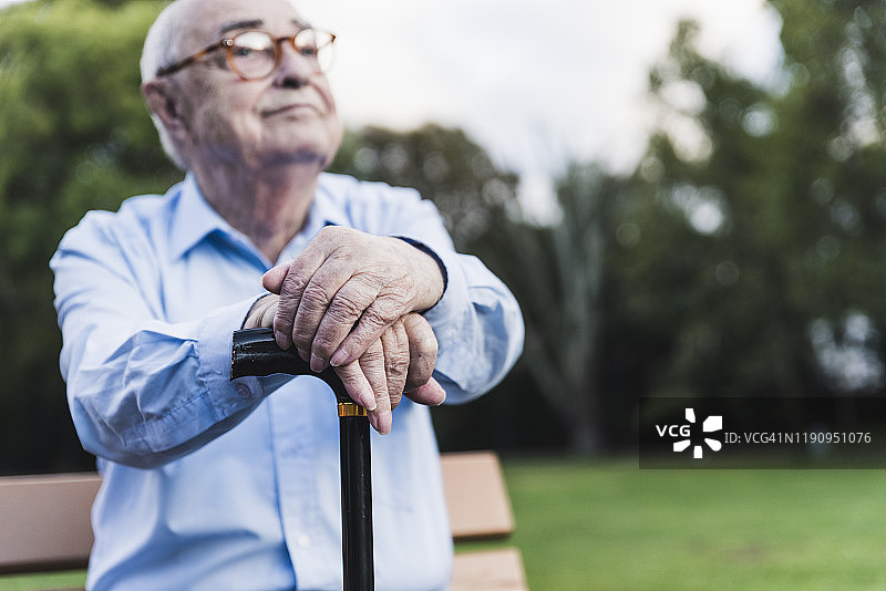 老年男子拄着拐杖的手部特写图片素材