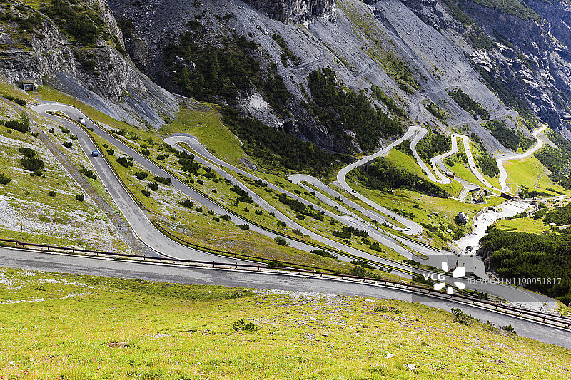 斯泰尔维奥山口弯曲的道路，意大利特伦蒂诺-上阿迪杰图片素材