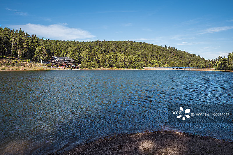 德国吕切湖水坝旁的偏远度假屋图片素材