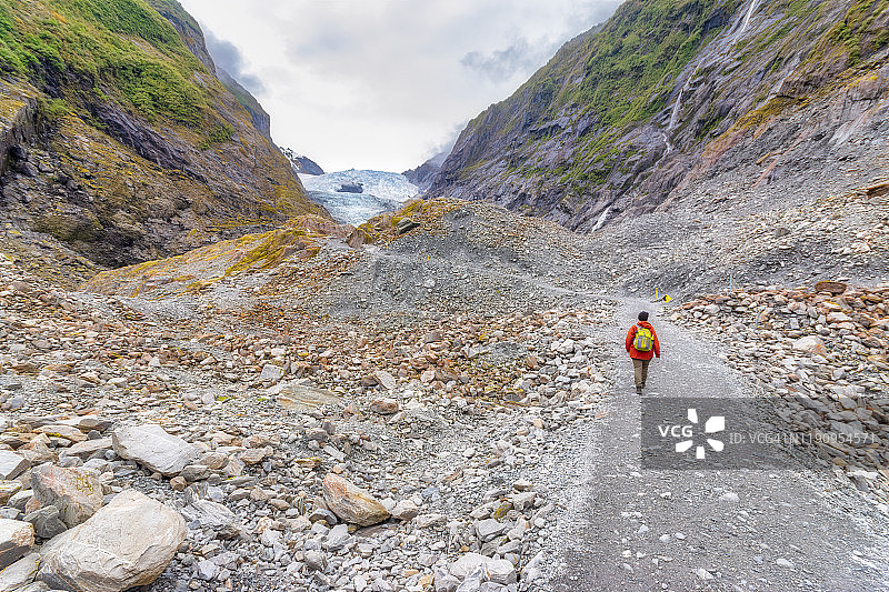 女徒步者在位于新西兰南岛的弗朗兹·约瑟夫冰川步道上图片素材