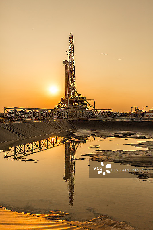 日落时的石油压裂钻机图片素材
