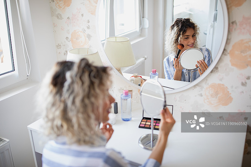 享受打扮的乐趣图片素材