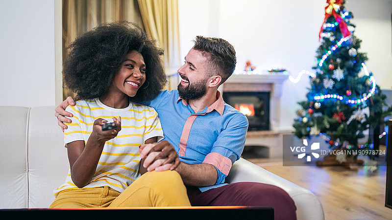 快乐夫妇在家看电视图片素材