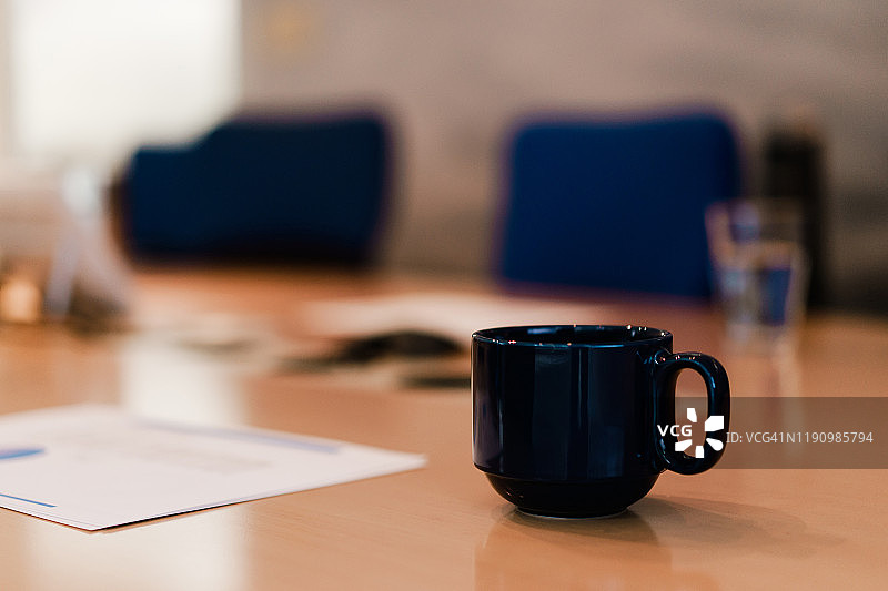 会议桌上的马克杯图片素材