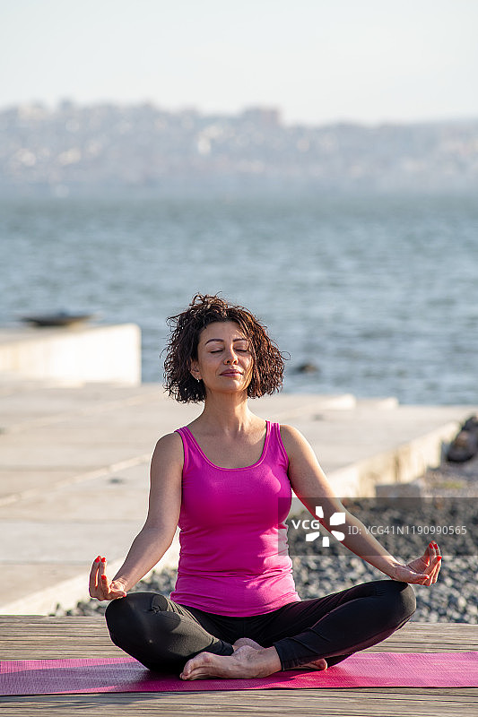 瑜伽老师在课堂上放松练习图片素材