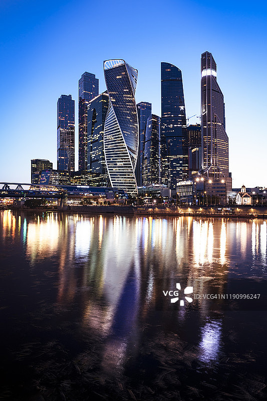 莫斯科城市夜景及莫斯科河倒影图片素材