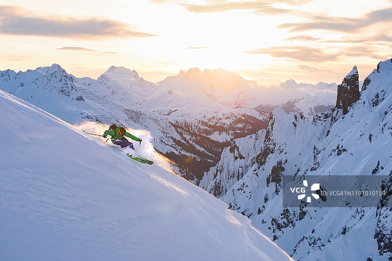 男人在奥地利阿尔卑斯山阿尔贝格萨尔茨堡的粉雪中滑雪图片素材