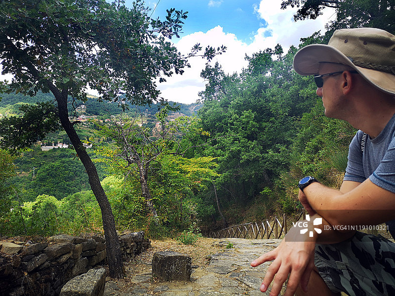 男子坐在意大利巴西利卡塔波坦察 Castelmezzano 的森林里图片素材