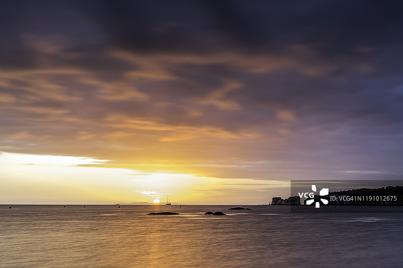 在英国多塞特郡的老哈里岩观赏日出图片素材