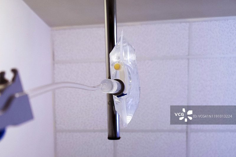 医用输液架仰视角度照片图片素材