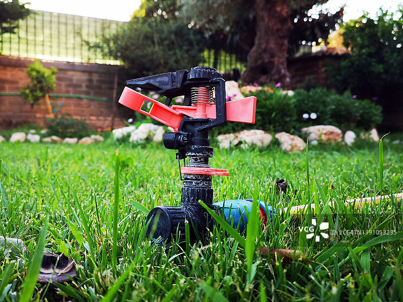 花园里的洒水器特写，意大利拉齐奥罗马图片素材