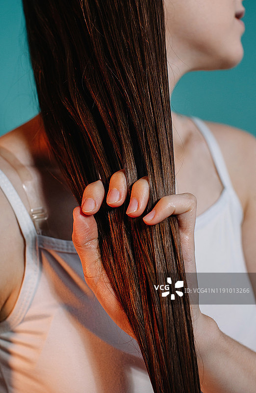 女人往头发上涂油图片素材