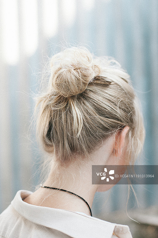 梳着发髻的美丽女人肖像图片素材