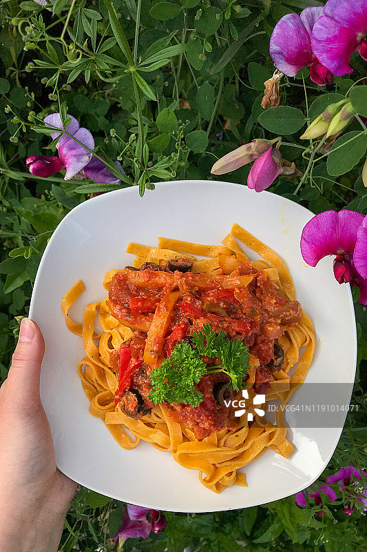 女人手持番茄蔬菜意大利面图片素材