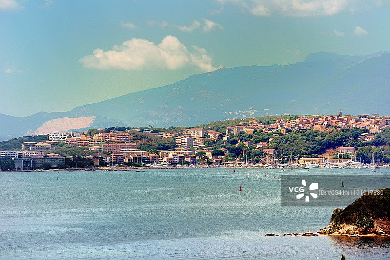 科西嘉岛韦基奥港：从竞技场顶端看老城区和港口图片素材