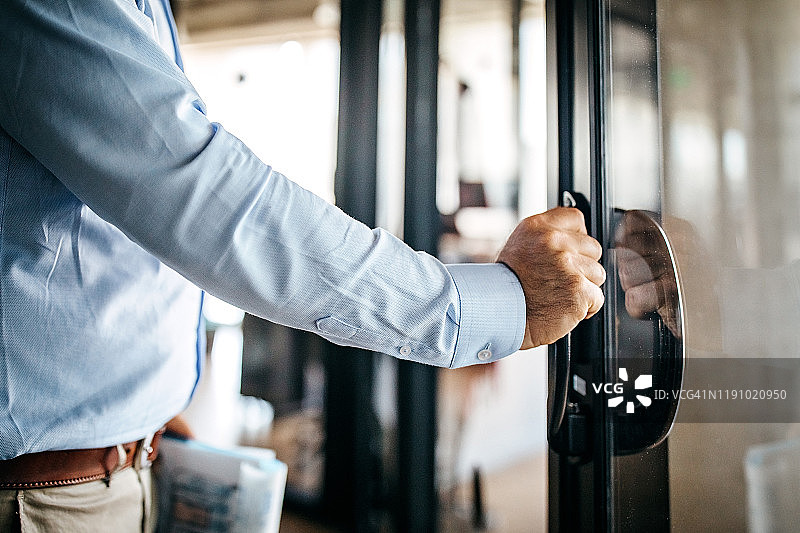 商人进入办公室隔间图片素材