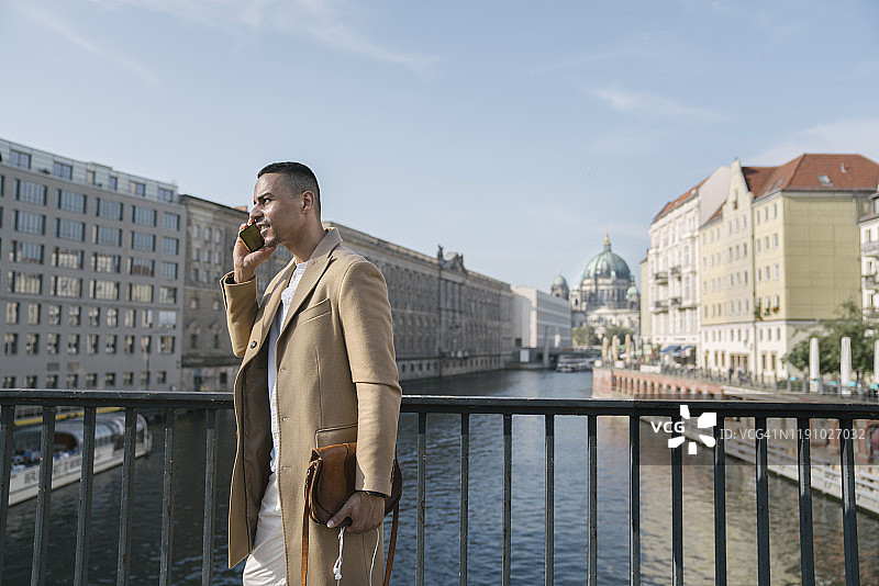 在德国柏林桥上打电话的商人图片素材
