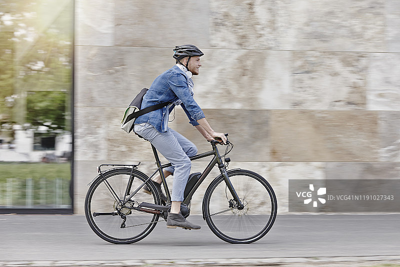 在德国法兰克福歌德大学骑电动自行车的学生图片素材