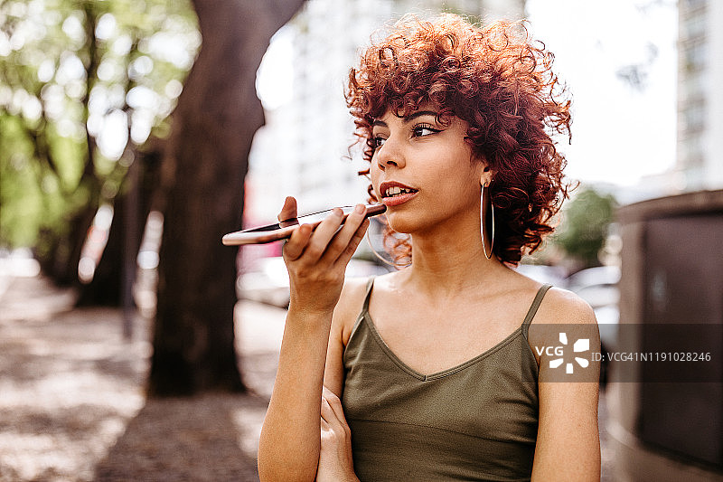 女人在手机上使用语音助手图片素材