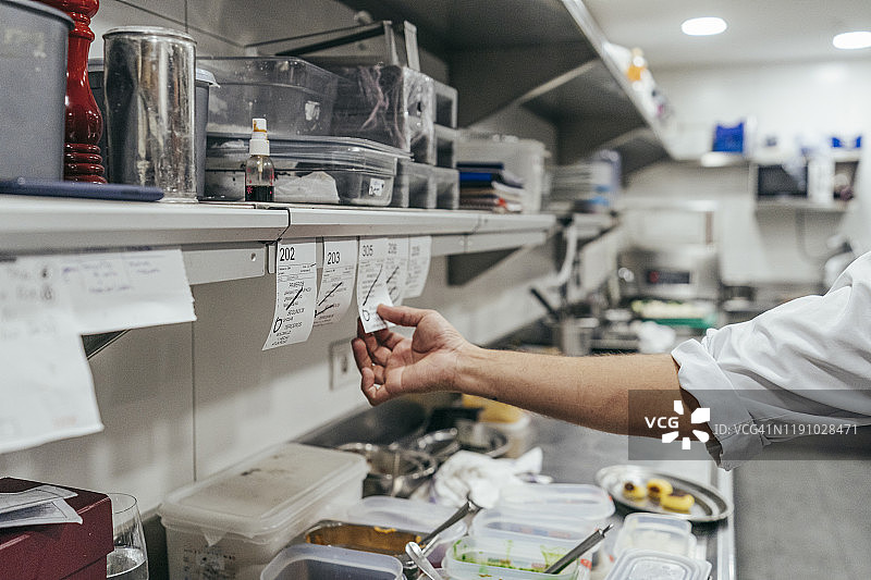 美食厨师拿着订单图片素材