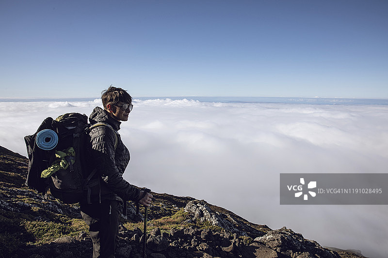 女徒步旅行者在葡萄牙亚速尔群岛的观景点眺望远方图片素材