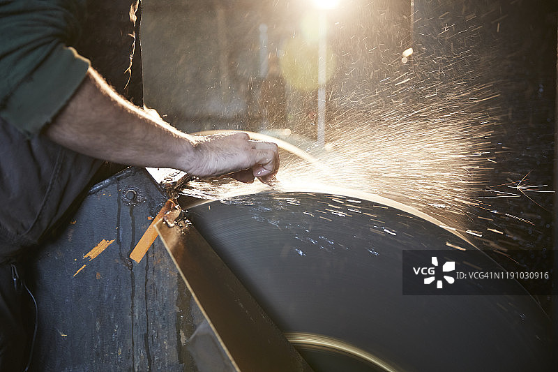 男子在车间磨刀图片素材