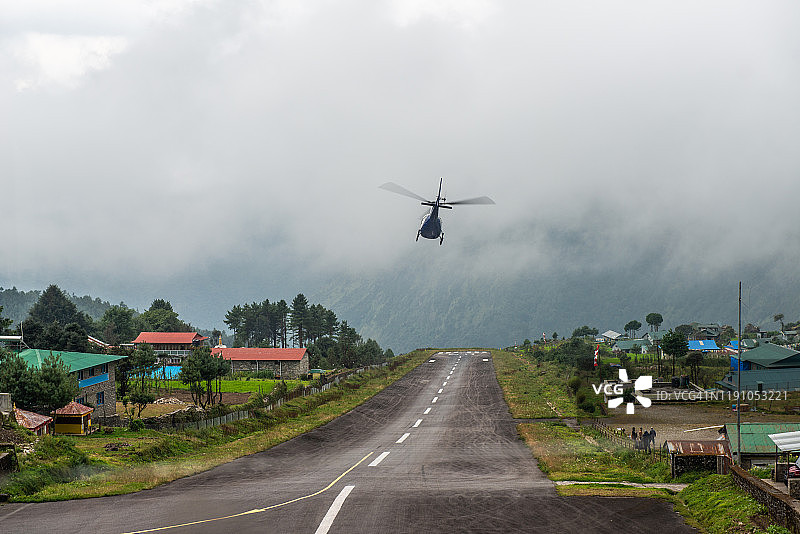 救援直升机从珠穆朗玛峰机场起飞图片素材
