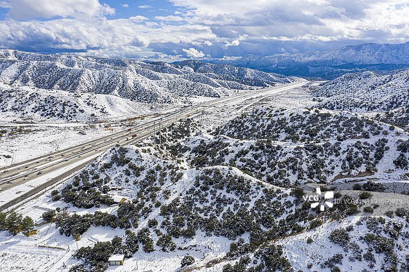 加利福尼亚葡萄园和5号州际公路雪景航拍图片素材