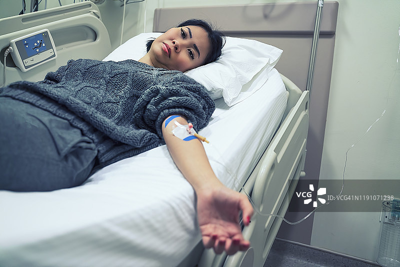 在医院接受静脉滴注的亚洲女性图片素材