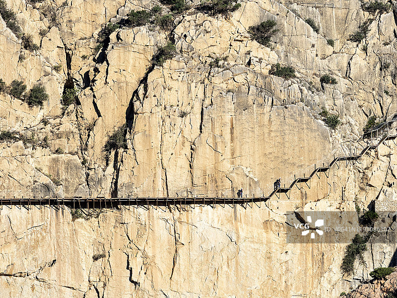 峡谷峭壁上的木栈道和桥梁图片素材