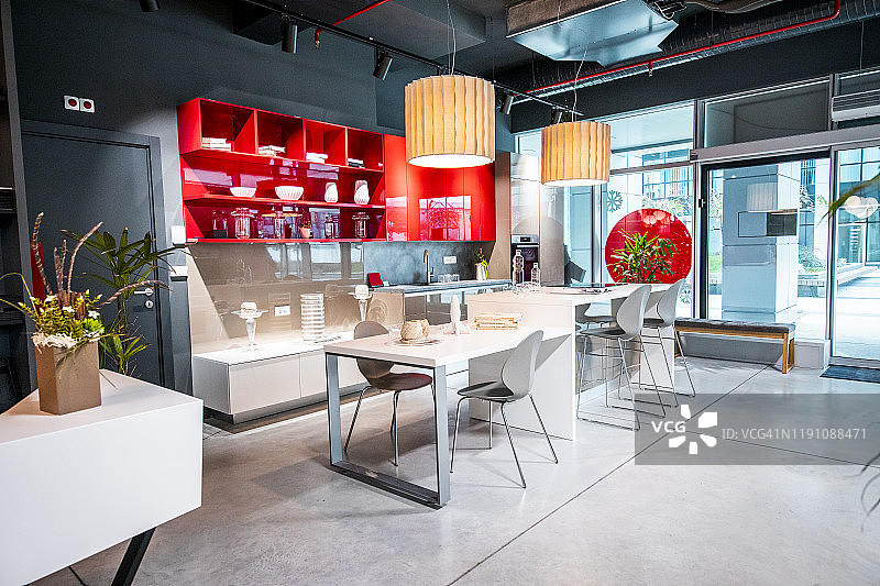 现代餐厅设计，以白色和红色为主色调，是厨房设计和设备商店的一部分图片素材