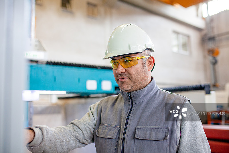 工厂工人操作数控机床库存照片图片素材