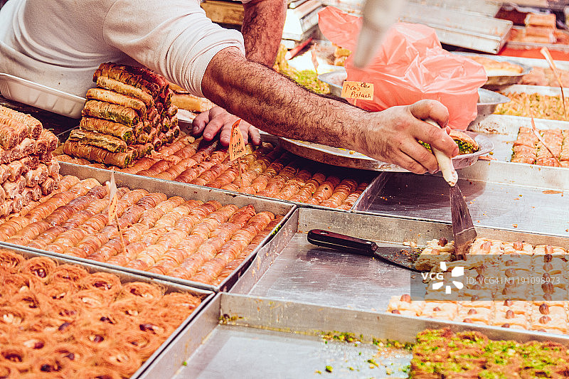 待售的果仁蜜饼和其他中东甜点图片素材