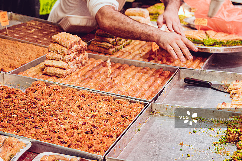 待售的果仁蜜饼和其他中东甜点图片素材