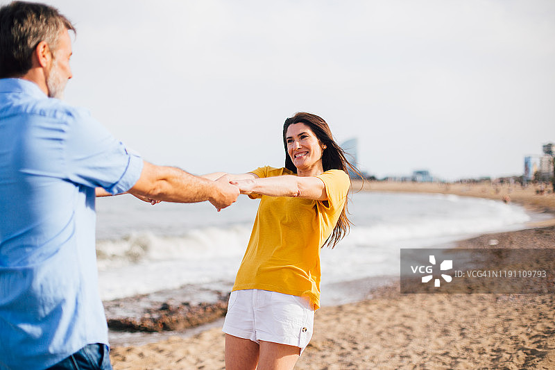 女人和她的丈夫在海滩上玩耍图片素材