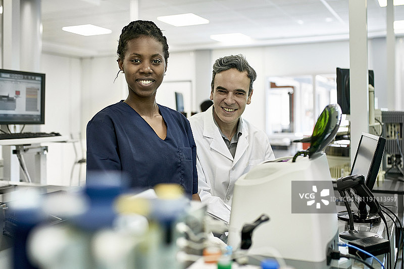 在布宜诺斯艾利斯临床分析实验室里微笑的同事们图片素材