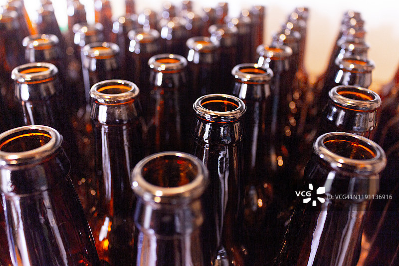 排列整齐的可再装填的棕色旧啤酒瓶图片素材