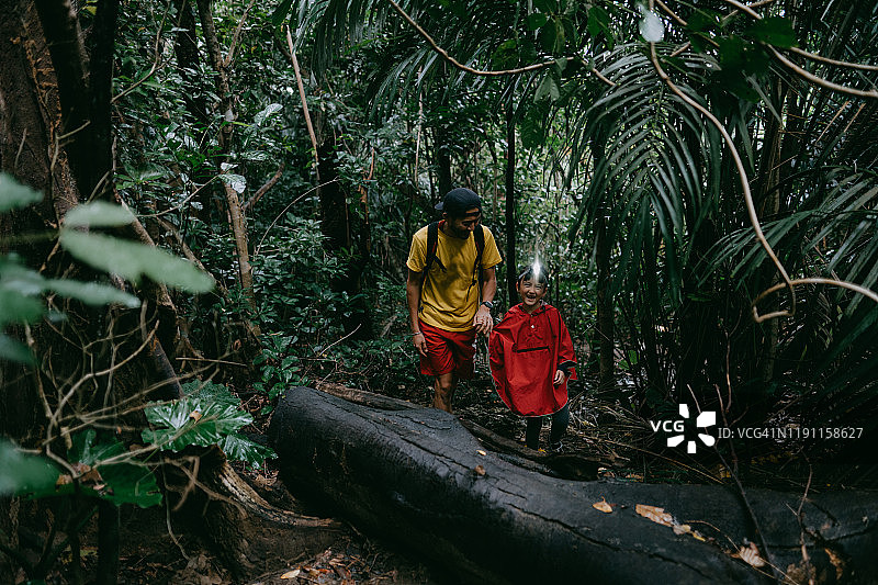 父女在冲绳县西表岛丛林徒步旅行图片素材