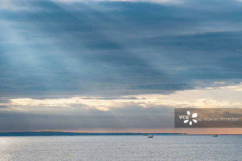 日本神奈川县海滩上的清晨阳光图片素材