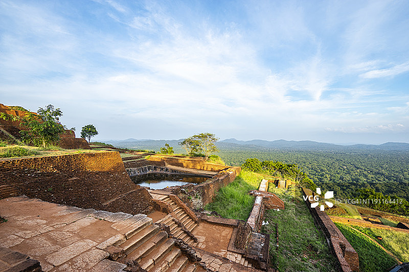 斯里兰卡锡吉里耶狮子岩顶端的古代遗址图片素材