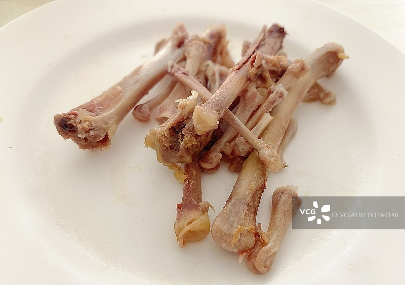 白色盘子上的鸭骨图片素材