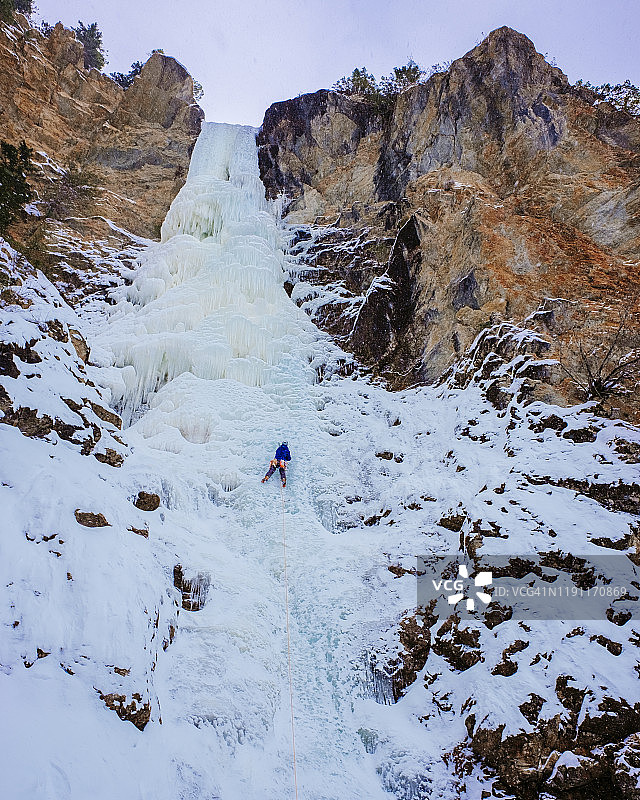 在不列颠哥伦比亚省海岸山脉达菲湖路上，攀冰者攀登“松散女士”图片素材