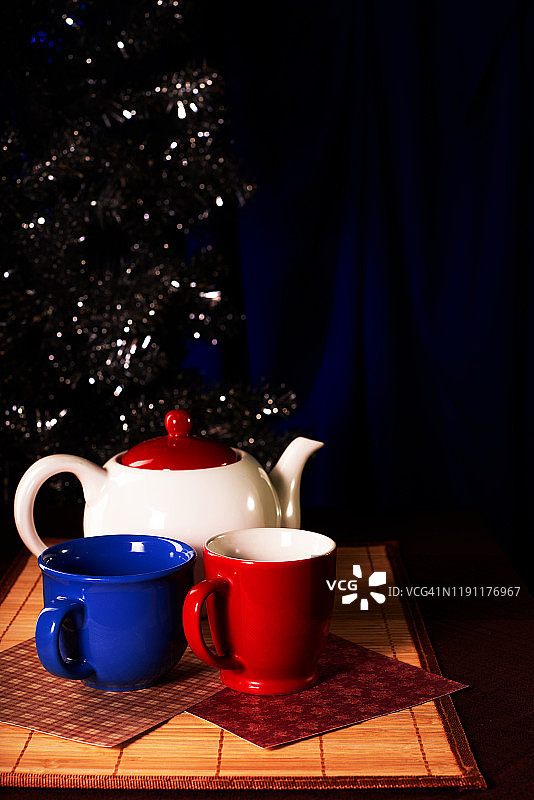 喜庆的圣诞贺卡，茶与球体的冷杉树叶组合图片素材