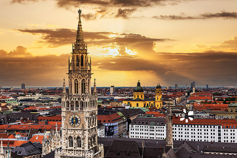 德国慕尼黑玛丽恩广场的日落市政厅图片素材