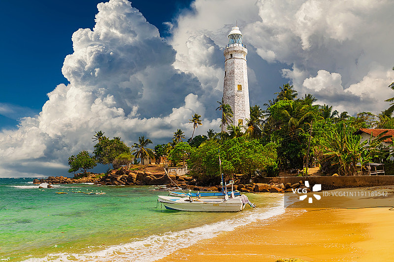 斯里兰卡栋德拉角白色灯塔和热带棕榈树图片素材
