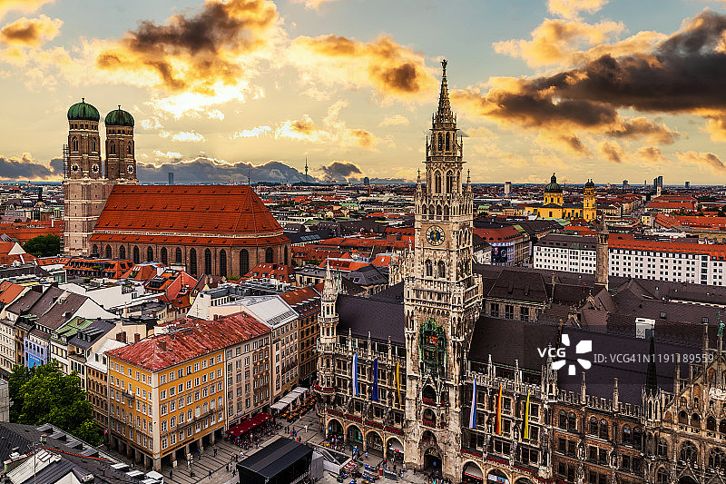 德国慕尼黑玛丽恩广场的日落市政厅图片素材