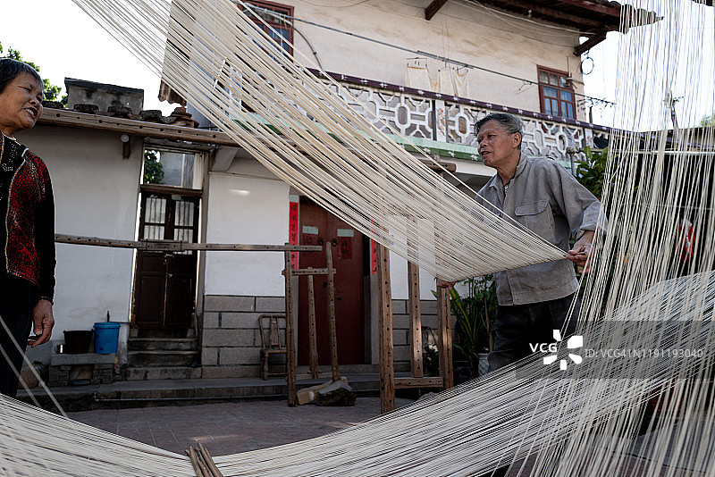 中国南方农民手工制作挂面图片素材