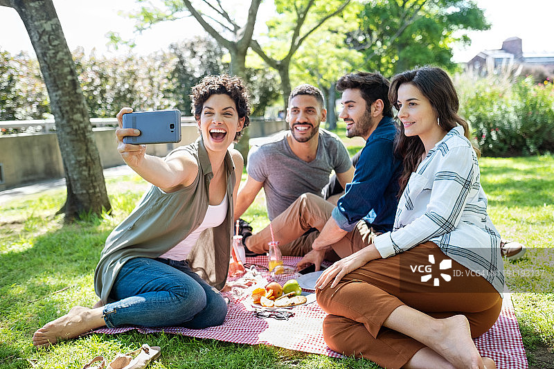 多民族朋友在公园自拍图片素材